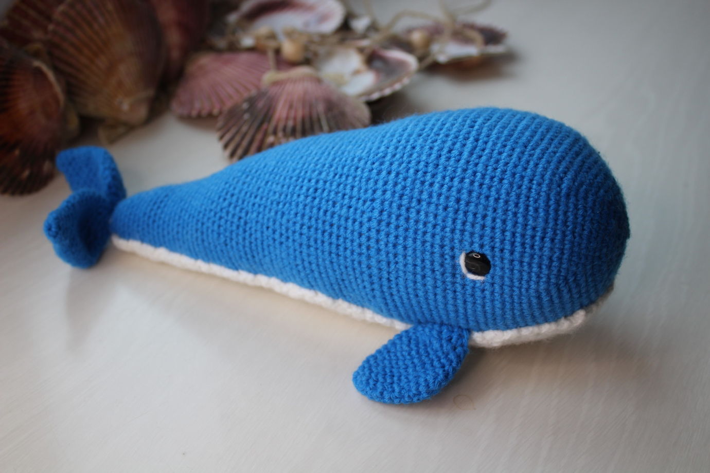Синий вязаный кит