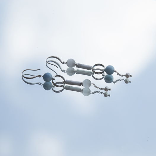 Асимметричные серьги из серебра 925 пробы, жемчуга, кварца и кахолонга.