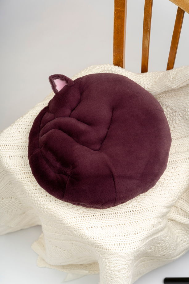 круглая малиновая подушка-кот ручной работы из эко-меха
