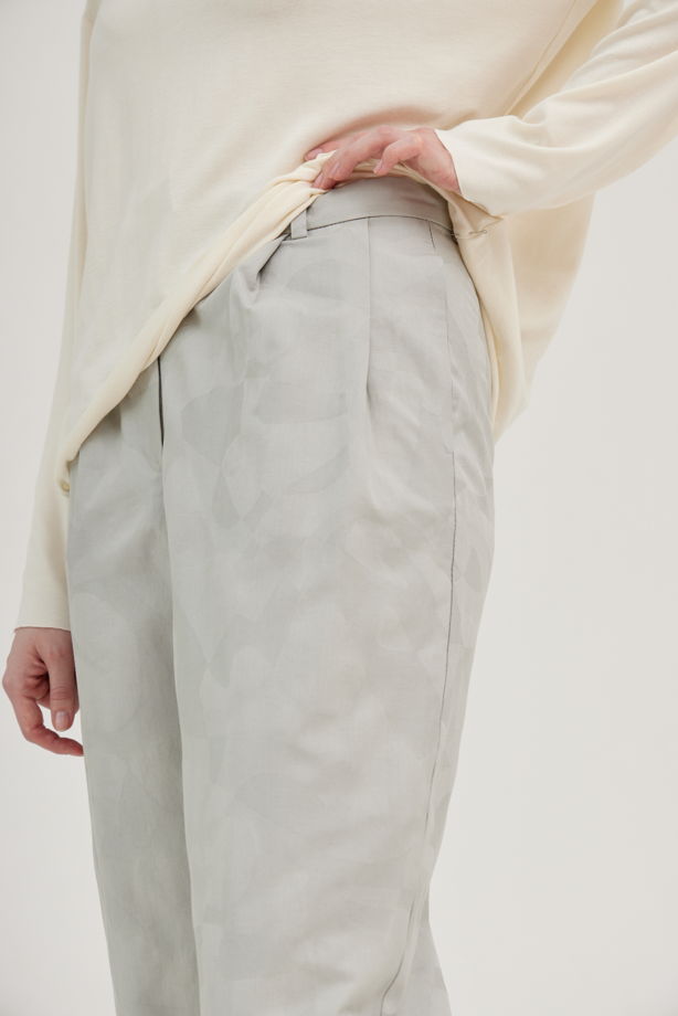 Летние брюки из плотного хлопка светло-серого цвета