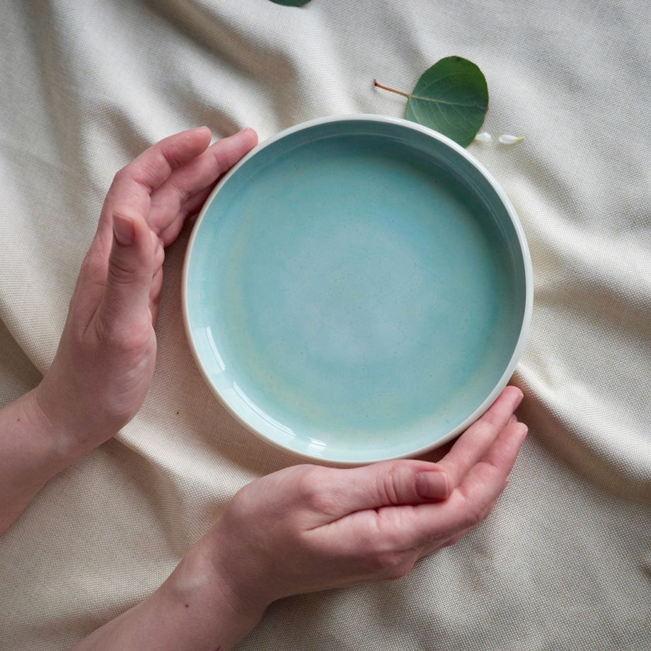 Тарелка бело-бирюзовая плоская ручной работы, "Лазурь"