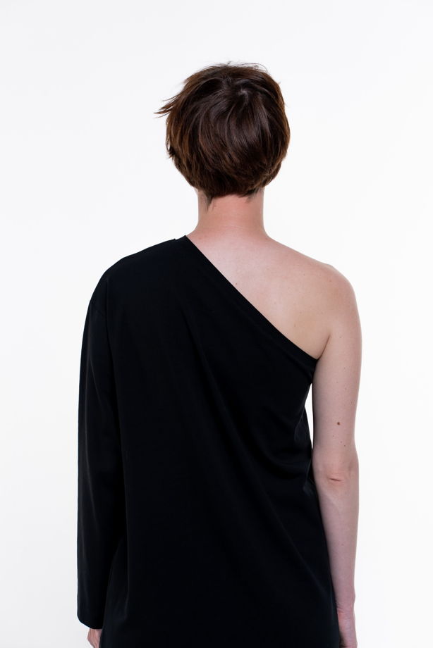 Ассиметричное черное платье