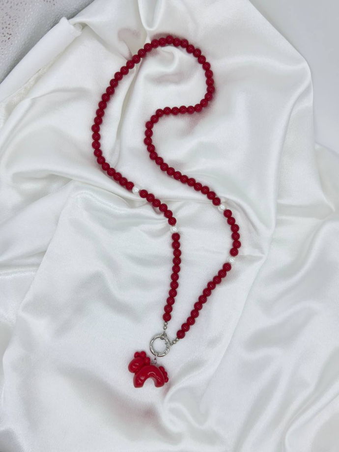 Длинное красное ожерелье с лошадкой