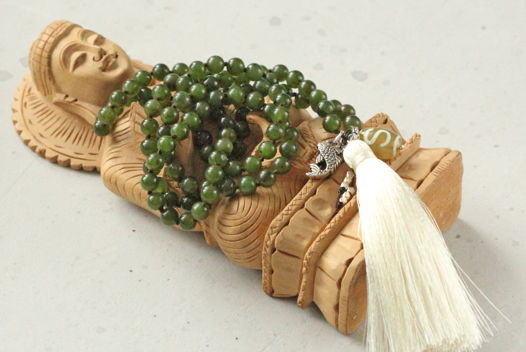 Мала (четки) 108 бусин из нефрита с бусиной дзи, кисточка съёмная.
