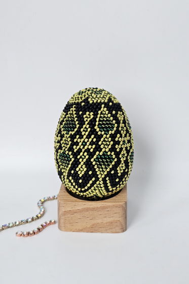 Декоративное зеленое яйцо из бисера ручной работы "Везувиан"