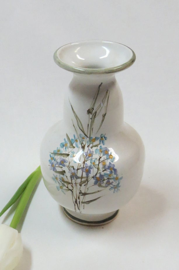 Милая керамическая миниатюрная вазочка.