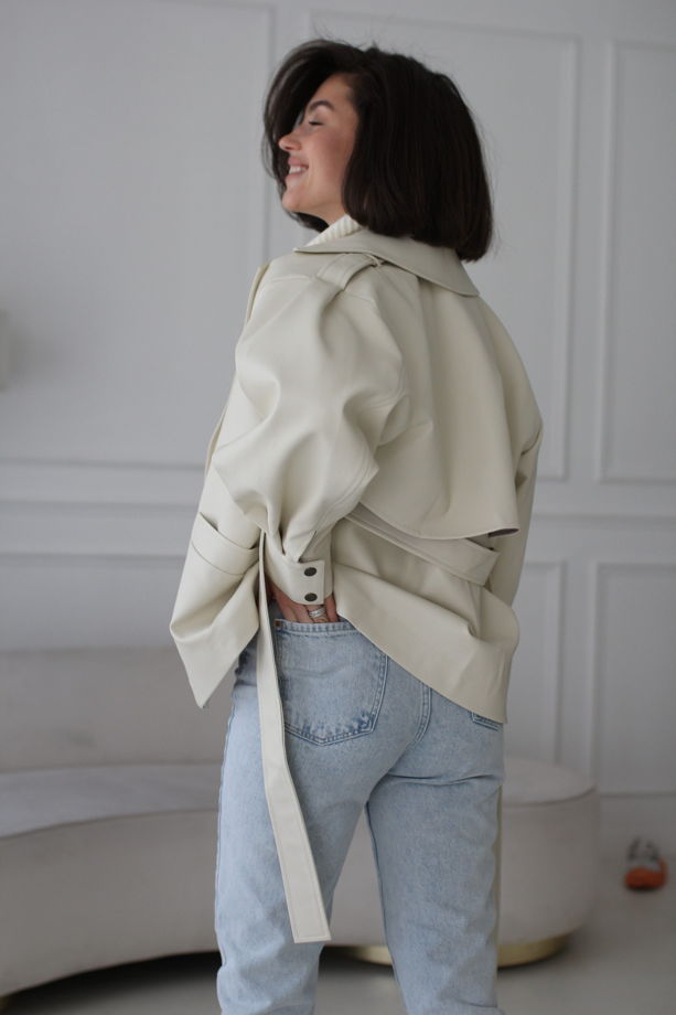 Женская бежевая куртка из экокожи в винтажном стиле