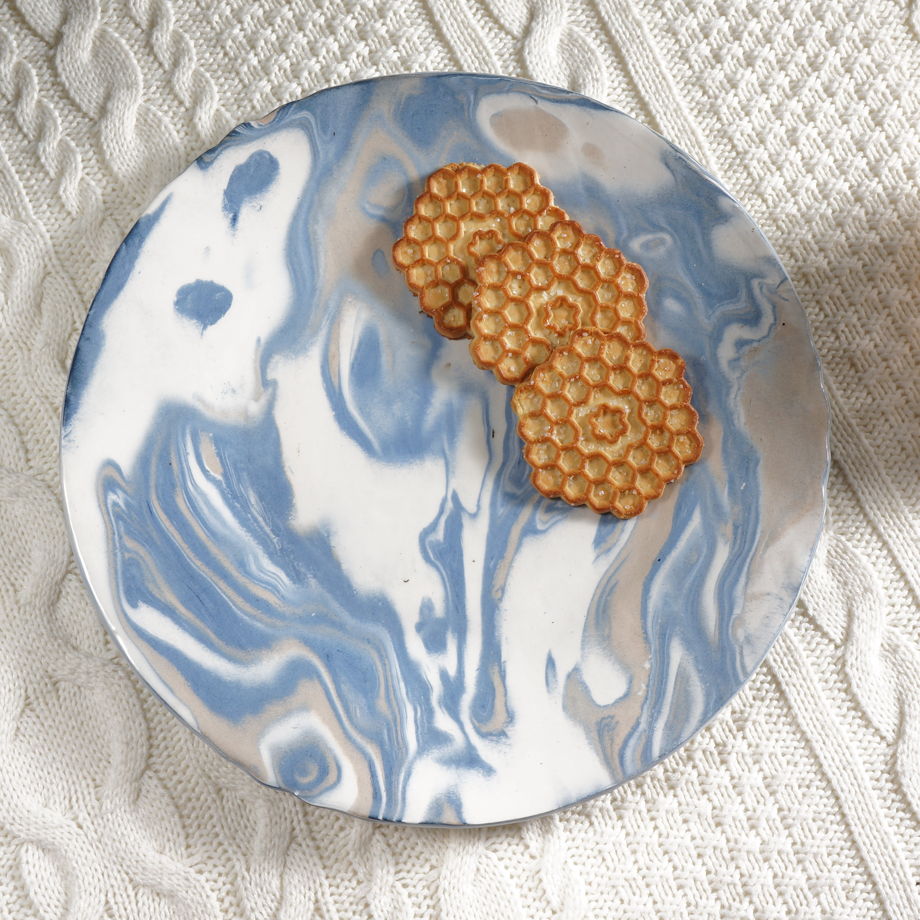 Тарелка плоская 24 см бело-голубая из серии "Мраморная"