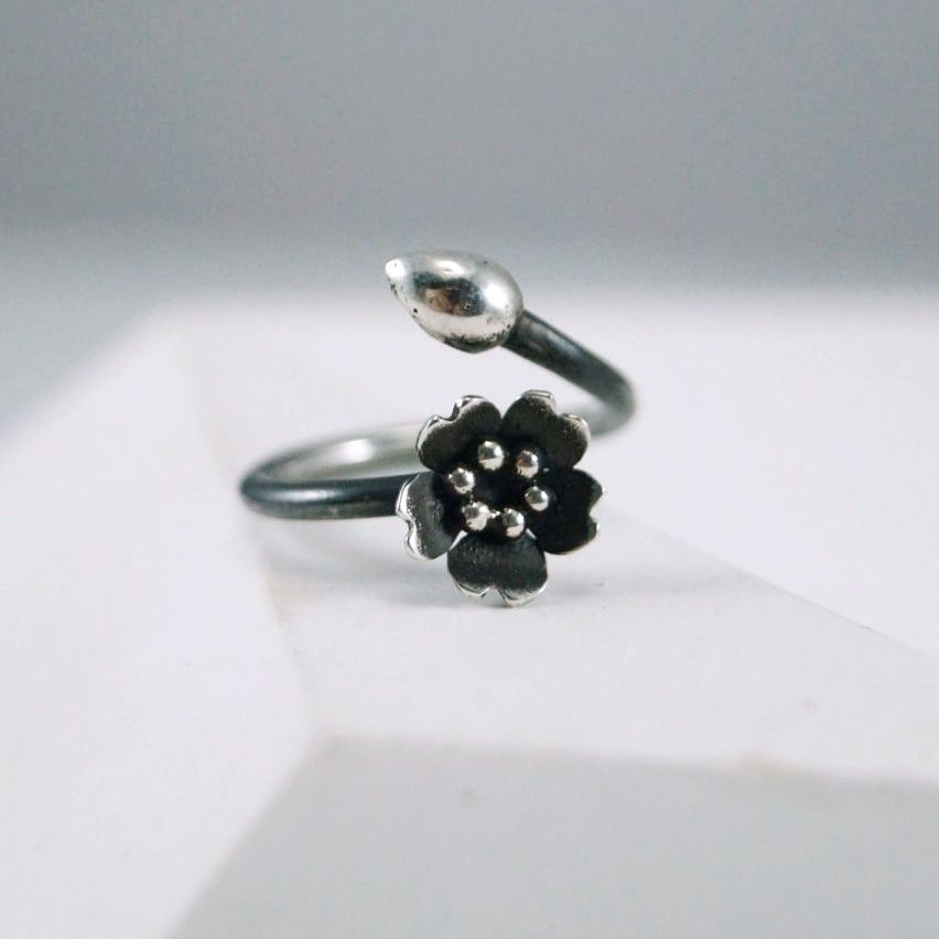 Разъемное кольцо Цветочек из серебра с оксидированием