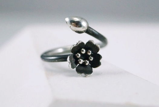 Разъемное кольцо Цветочек из серебра с оксидированием