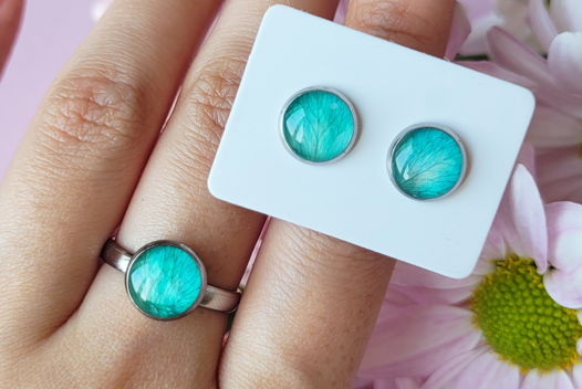 Кольцо из эпоксидной смолы с лепестками гвоздики