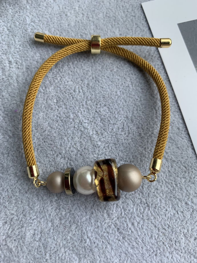 Браслет с жемчугом Майорка, гематитом и бусиной из муранского стекла «Бархатный капучино»
