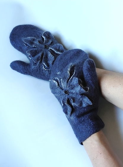 Варежки валяные из австралийского мериноса с 3D цветком серого цвета с вышивкой чешским бисером ручной работы