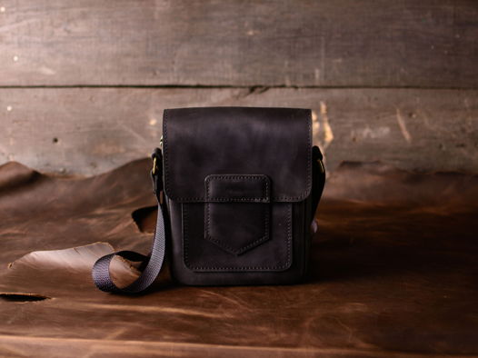 Мужская сумка на плечо -GATSBY- маленькая из натуральной кожи цвет Черный Уголь