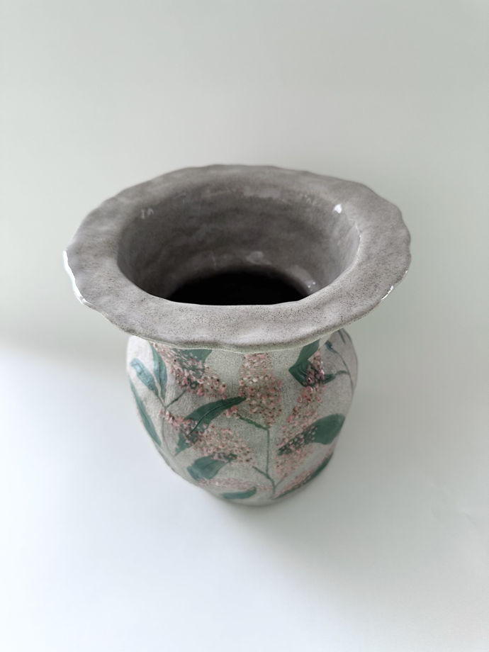Керамическая серая арт ваза «flowers»  с росписью цветы, ручной лепки