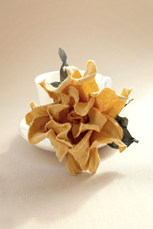 Желтая брошь цветок из льна