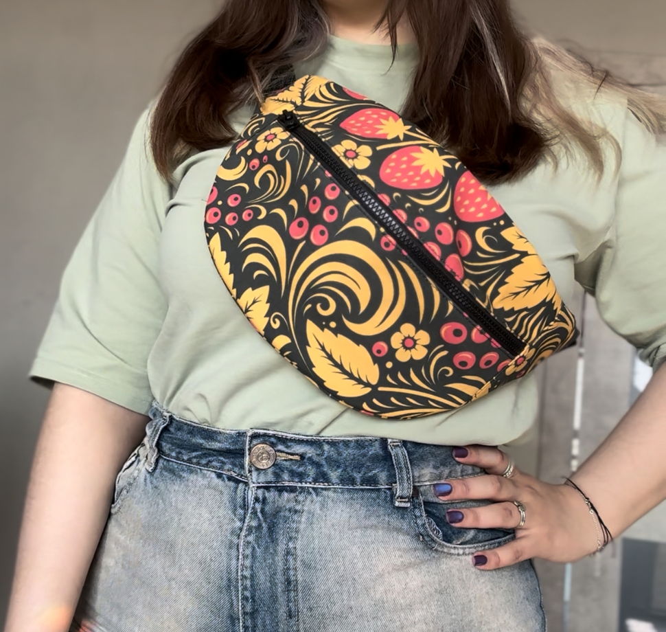 Поясная сумочка из уплотненного денима с принтом в русском стиле