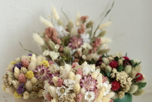 Композиция из сухоцветов в гипсовом кашпо розовая