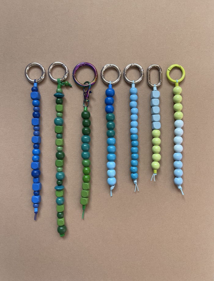 Брелок для ключей / обвес из деревянных бусин.