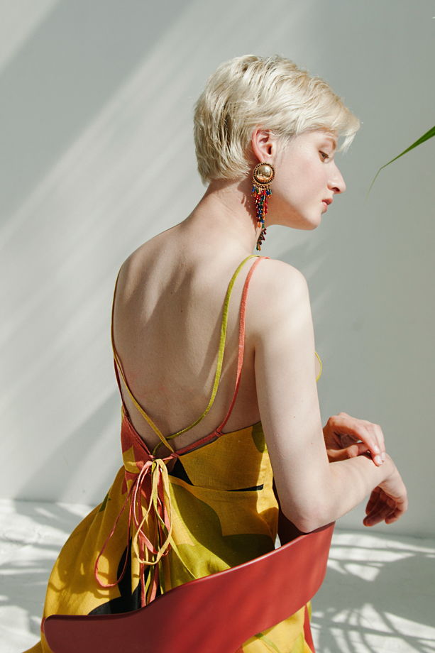 Жёлтый сарафан с абстрактным принтом со шнуровкой на спине