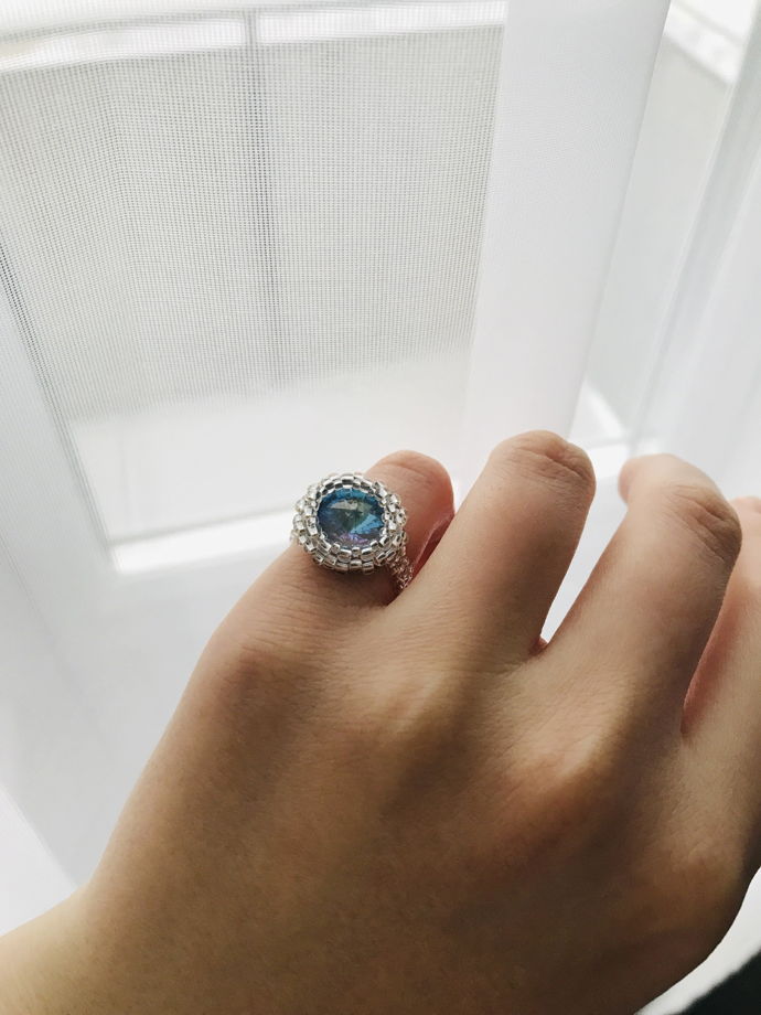 Кольцо из серебряного бисера с кристаллом с переливом цвета, размер 15,5-16
