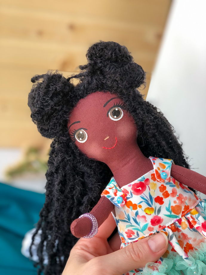 Текстильная темнокожая игровая кукла