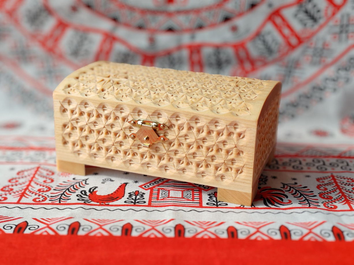 Шкатулка резная из липы