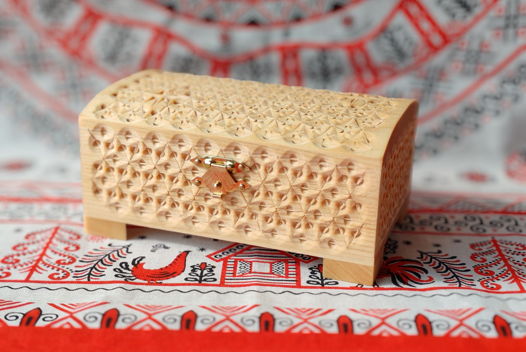 Шкатулка резная из липы