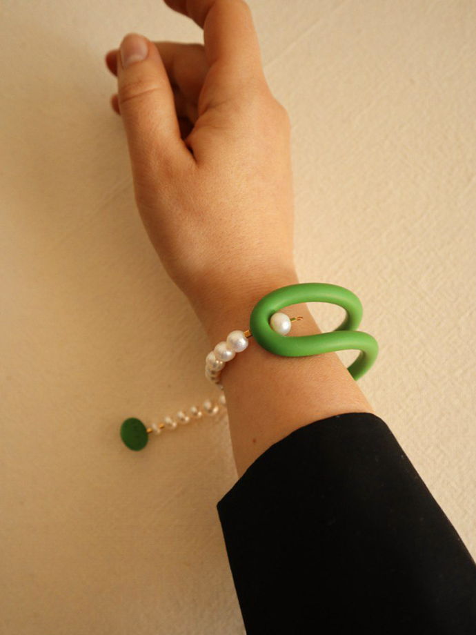 Яркий зеленый браслет с жемчугом