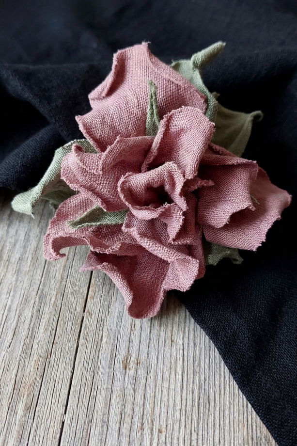 Брошь цветок ручной работы из льна