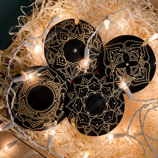Набор из 4-х черно-золотых декоративных подвесов из дерева 9см (в наличии))