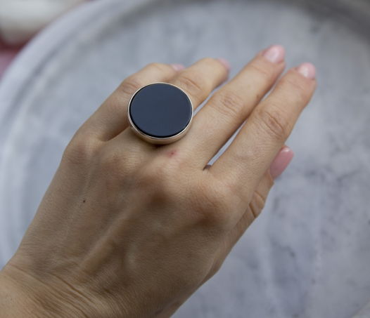 Серебряное кольцо с черным агатом - 25 мм