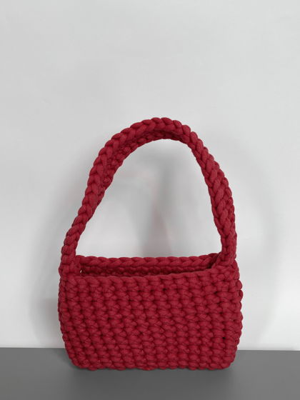 Вязанная красная сумка с короткой ручкой