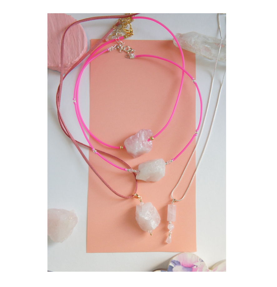 Колье чокер каучук фуксия натуральный розовый кварц