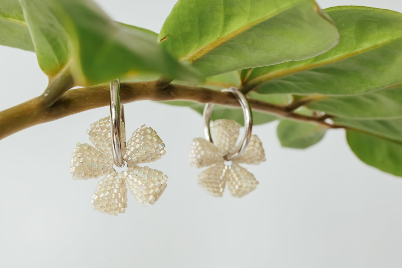 Серьги кольца с цветами бисерные серьги цветок из бисера белые