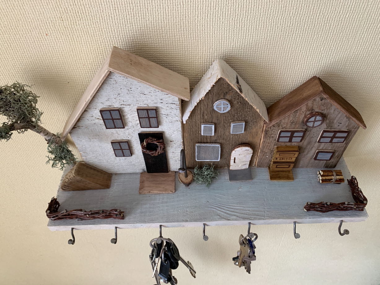 Ключница настенная, деревянные домики, 7 крючков, ручная работа.