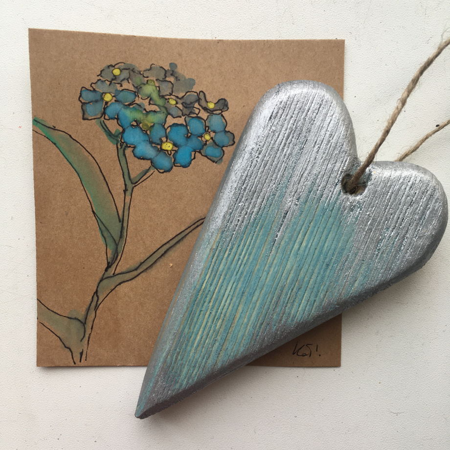 Подарочный набор деревянное сердечко голубое с серебром и ручная открытка незабудка