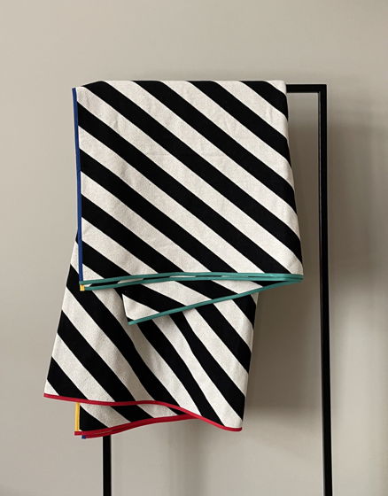 Плед двусторонний в черно-белую полосу с цветными контрастными кантами из смесового хлопка Bauhaus №15 BWS