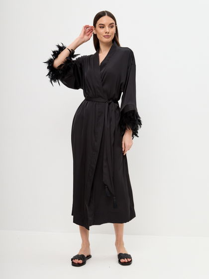 Шелковый черный длинный халат-кимоно с тесьмой на рукавах и аксессуар с перьями в комплекте5 STAR HOME