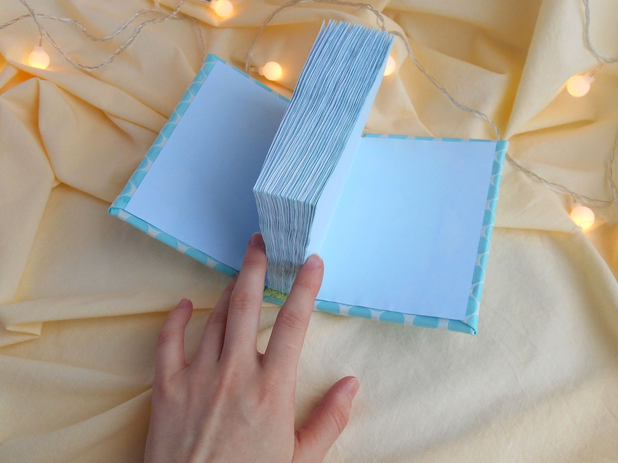 Бирюзовый блокнот А6 в горошек с тканевой обложкой и голубыми страницами