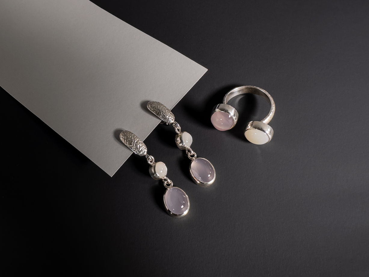 Комплект из серебра с шелковым лунным камнем и розовым агатом