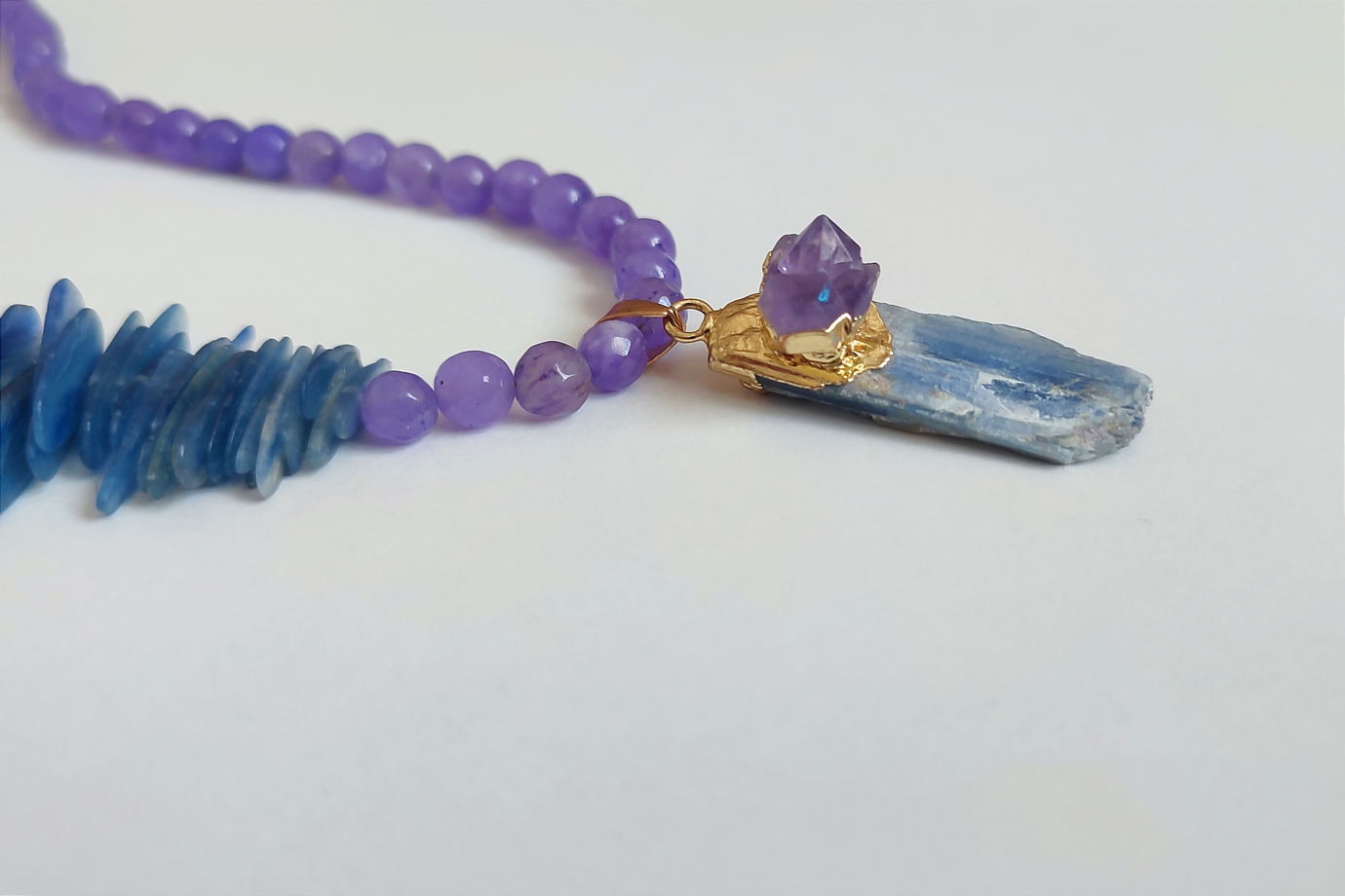 Колье с аметистом и кианитом