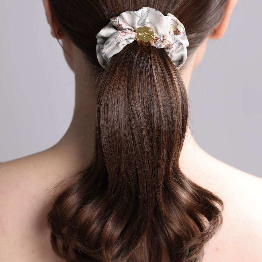 Шелковая резинка для волос Лазоревый цветок жемчужно-белая
