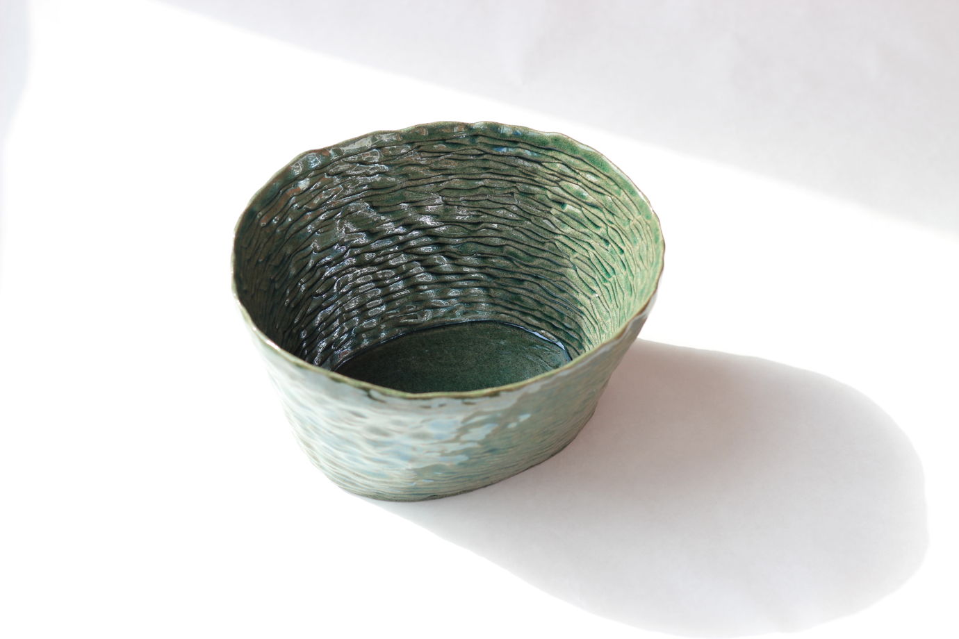 Ваза керамическая интерьерная ручной работы, глянцево-зеленое