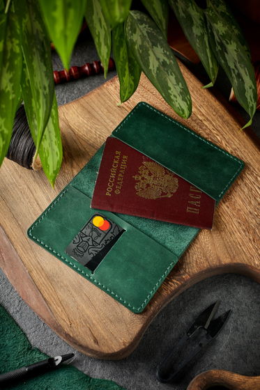 Обложка для паспорта кожаная ручной работы зеленая HELFORD Cover