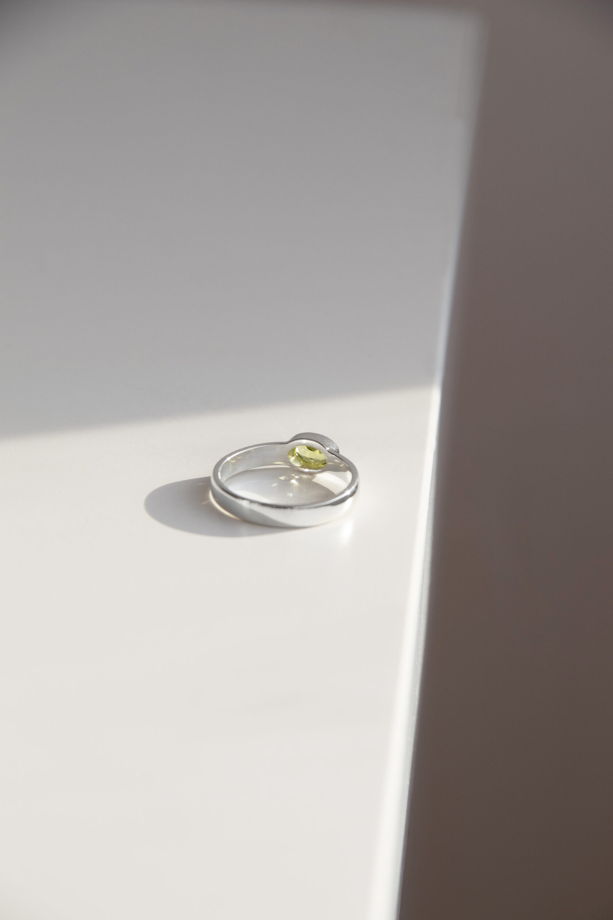 Серебряное кольцо «Лес» с хризолитом ручной работы