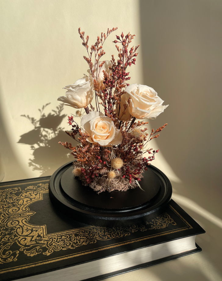 Клош с розами и жуком