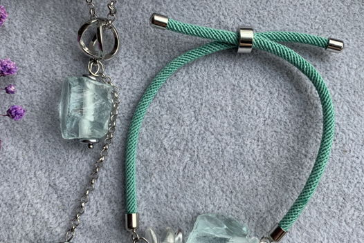 Комплект с аква кварцем и горным хрусталем «Ледяной цветок»