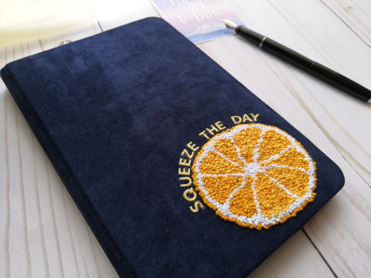 Блокнот в обложке из синей замши с вышивкой ручной работы апельсин