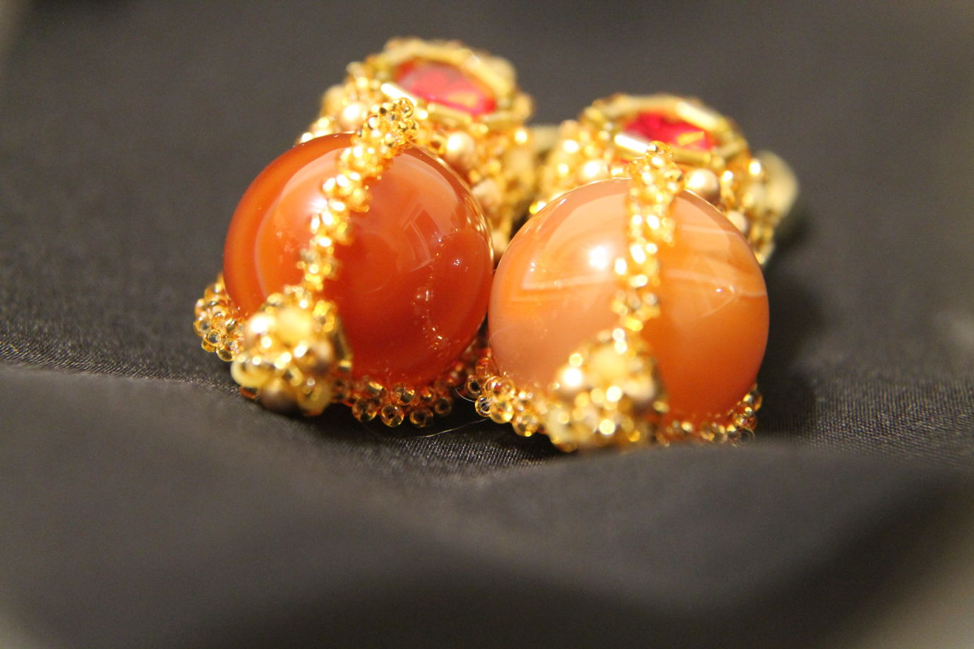 Серьги из крупных круглых агатов и малиновых страз